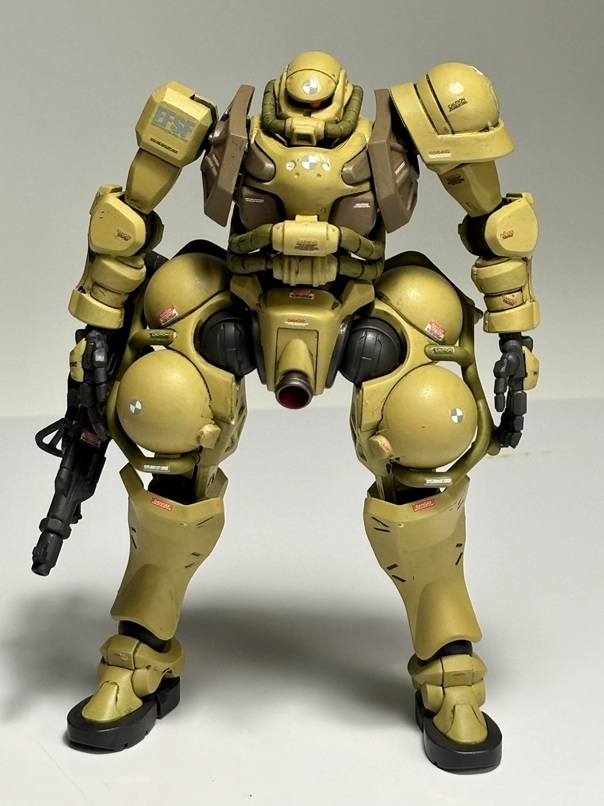 右肩のアーマーは、せっかくのスパイクを取っ払うのももったいなかったので、我が家でゴロゴロしていた軍警ザク用を加工。パトライトやスパイク取り付け基部を削り取ってまんまるに。