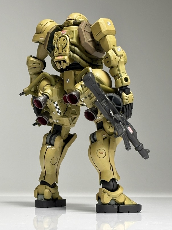 ザクマシンガンは下部をプラ棒で作り変え。また、フトモモのガードパイプにマウントできるようにしてみました。