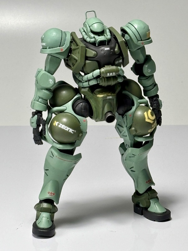 左手も平手にしたかったので、余剰していた軍警ザクの右手を加工してそれっぽく。