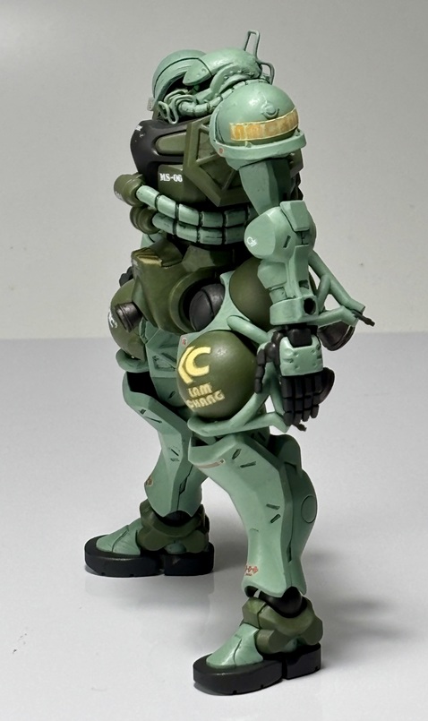 パット見、カラーリングは量産型ザクと同じに見えますが、グリーンが薄目だったり、動力パイプもボディ同色だったりすので、全塗装しました。左もものタンクなどの「LAMCHANG」マークは自作シール。。。(LAMCHNGってなんでしょうねぇ)民間用、民生機だからメーカー名や機種名がデカデカとマーキングされていてもおかしくないね、ということで「ZEONIC」や「MS-06」デカールを貼り付け。