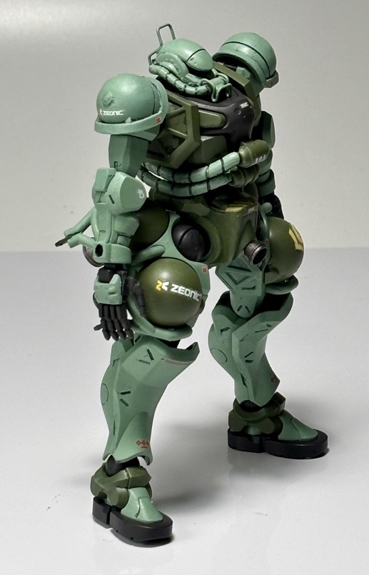 ヘッドはポメラニアンズザクのときと同様に1ミリワイヤーでそれっぽく再現。