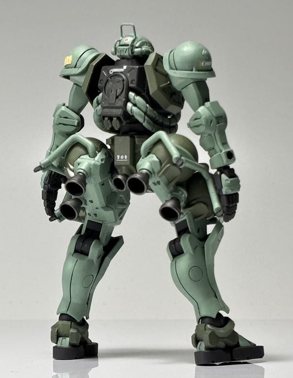 両肩のアーマーは軍警ザク用を小ぶりになるようにカットしまくって利用。