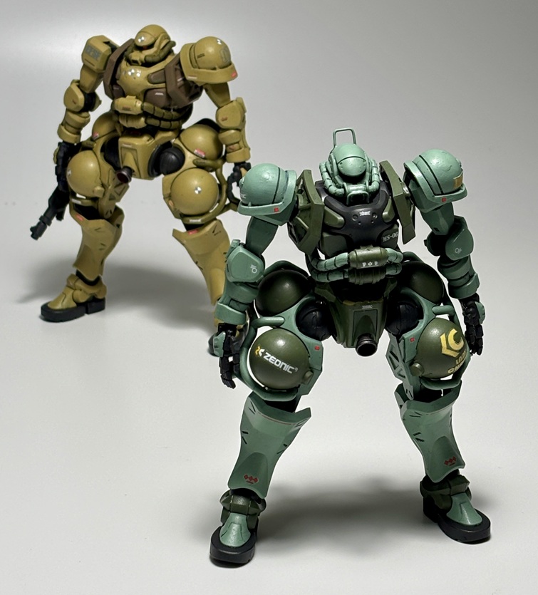 いつものように水性ホビーカラーで筆塗り全塗装。水彩絵の具で墨入れして、デカール貼って艶消しトップコートで仕上げ。メイン色は数か月前にA.O.Z Re-Boot版ザクIII用に調色していた薄い緑色に、青やグレーを足して少し暗めにしてから利用。 デカールは全てガンダムデカール。