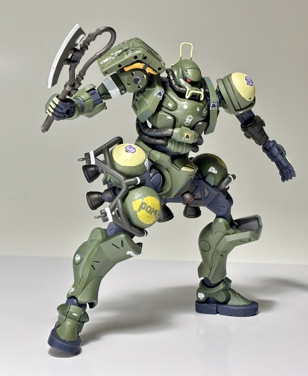 いつものように水性ホビーカラーで筆塗り塗装。水彩絵の具で墨入れして、デカール貼って艶消しトップコートで仕上げ。HUG102ランチャーストライクグリーンとH60濃緑色で、軍警ザクの青部分を塗装。黄色はあえて薄目でXHUG06デミトレーナー(チュチュ専用機)イエローをチョイス。黒っぽいパーツは成形色のままなので、今回は部分塗装仕上げ。