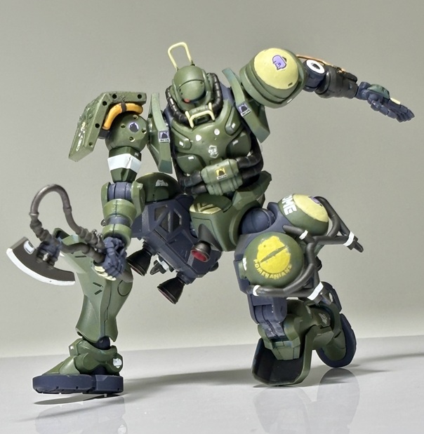 デカールは全てガンダムデカール、というか、少し前に発売されたジークアクス用デカールのみ。あのデカールって二種とも「これでもか!」というくらいポメラニアンズ用マークばかり。「他に使い道ないよね」とばかりに、ポメラニアンズ用マークをあちこち貼りまくりました。ある意味、正しい使い方(笑)