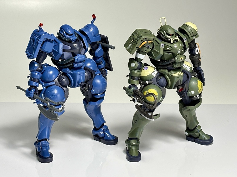 右腕は、肩パーツを削り込んで四角から丸っぽいイメージになるように加工。右のシールドは軍警ザクのものを小ぶりに加工、ディティール追加。裏面のパイプはキットの余剰ランナー。