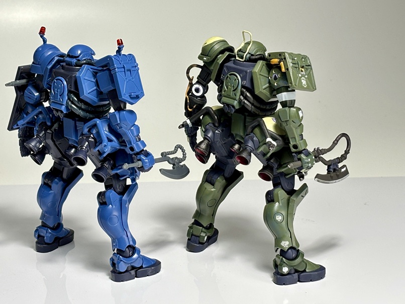 ポメラニアンズ用ザクが持つヒートホークは模造品のため、軍警ザクのそれとは形状が異なる、ということで、ジークアクスのキットのものを持たせました。