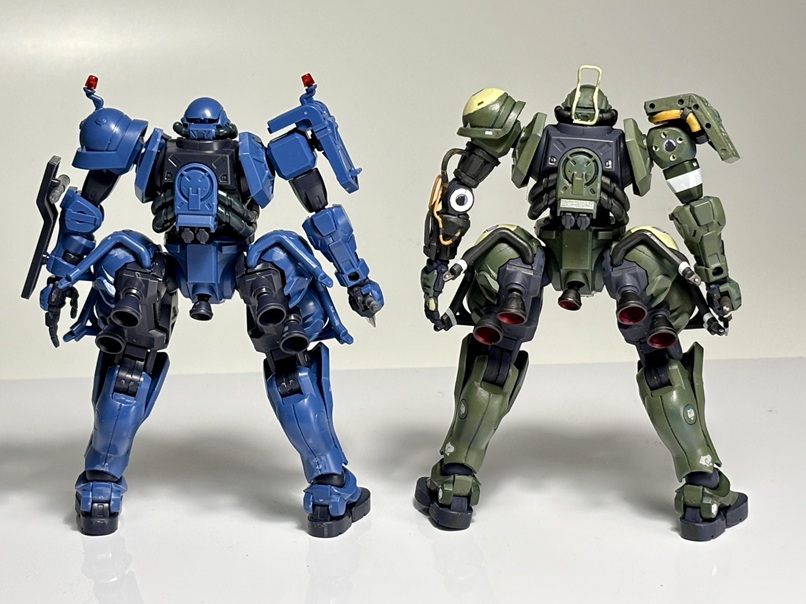 右肩のアーマーは軍警ザクのものを削り込んで一回り小さく。もちろんパトランプはカット。ボディや脚周りはキットのまま。