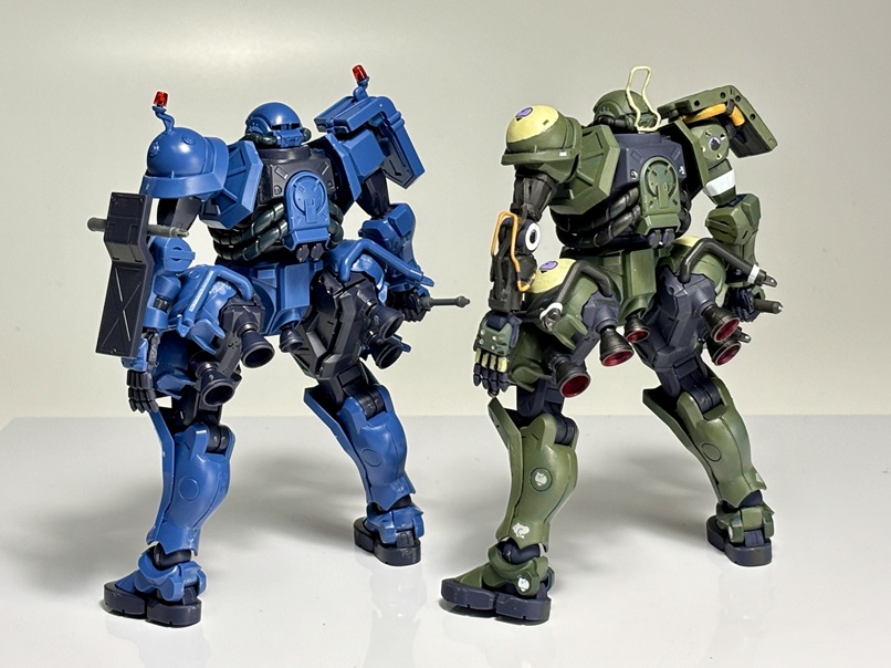 チーム・ポメラニアンズのザクは払下げ品だからか、左腕は装甲がはがされたホネホネ状態。キットの腕周りを削ったりカットしたりして、強度を保ちつつそれっぽく。右腕のプロテクターも1ミリワイヤー。動力ケーブル(?)は伸縮可能としたかったので、輪ゴムを取り付け。。。