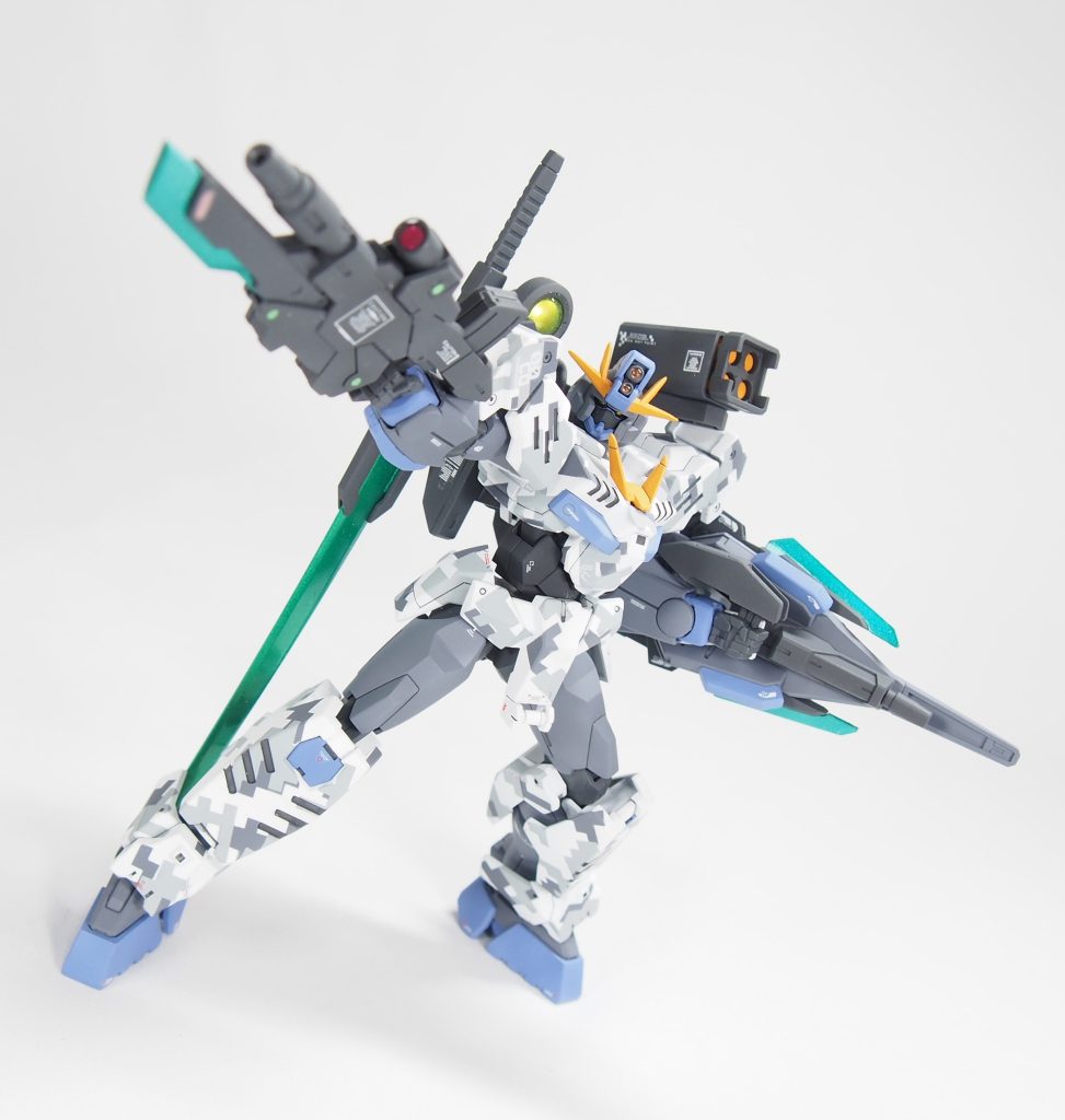 まずはコマンドクアンタ本体、FAZZのカラーリングを参考に迷彩塗装をしてみました。