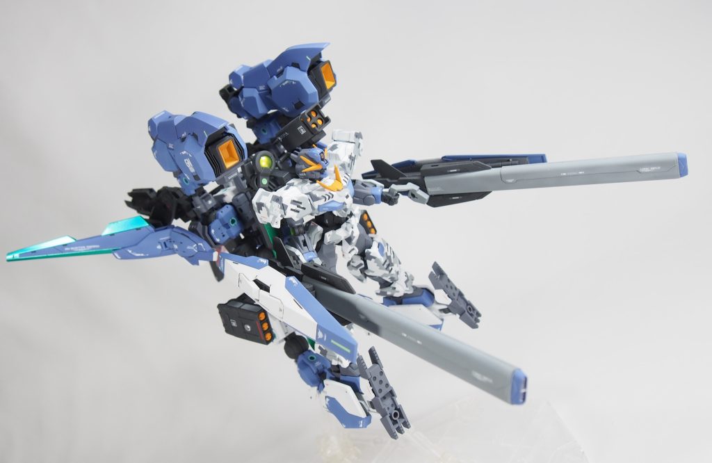 御覧の通り複数のキットを使用していますから重量がかなりあり、自立はまず無理でした(gundam-kao5)