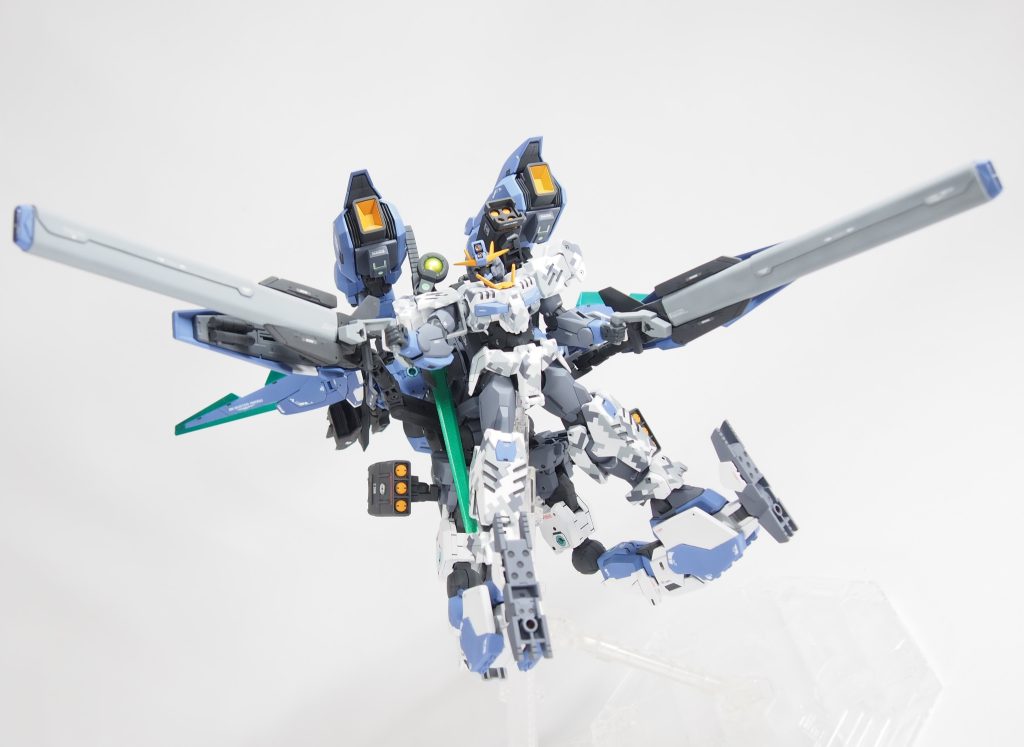 両腕の主砲はWAVEの細長プラパイプとブースターパーツで作っています。