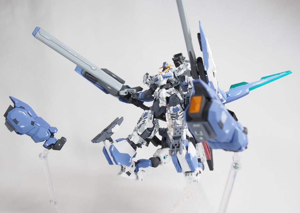 両肩に搭載されているGNキャノンはビットにもなる設定。ちなみにガンダムルブリスウルの足パーツほとんどそのまま使っています。