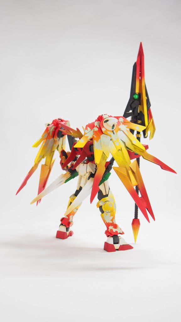 緑が所々あるのはまだ紅葉しきっていない葉を表しています。両肩のドライブはプラ板で少し手を加えて紅葉の葉に見えるように改造しました。