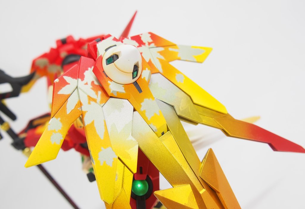 紅葉の柄は下地に金色を塗ってから、紅葉柄のパンチで打ち抜いたマスキングテープ全体に貼って塗装しました。