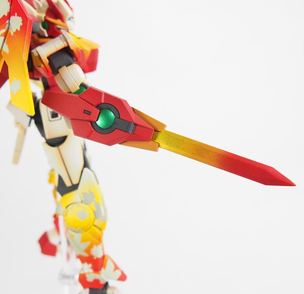 クリアパーツだったところは綺麗で塗るのが少し勿体なかったですがここもグラデーションをかけて塗っています。