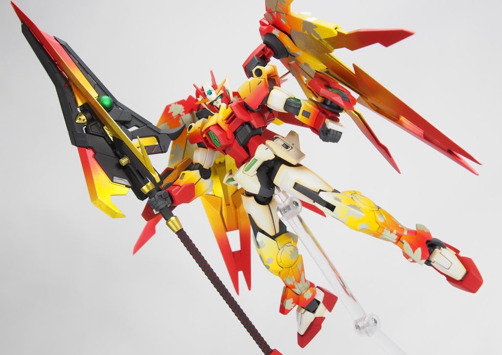 もっと大きな武器を装備させたかったのでコトブキヤのガンブレードランスを装備。機体と同じようにクリアパーツだった箇所はグラーデーション塗装。他は黒に塗装することでメリハリがついたと思います。