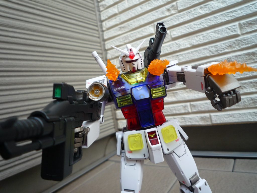 射撃エフェクトも付いてるので全部つけてみたライフルのスコープは取説を見ると以下どちらかで作れと書いてありました①シールをクリアパーツのスコープの上に貼る②ライフルに貼ってその上にクリアパーツをかぶせる 今回は塗装で②を再現してみましたがちょっといまいち・・・