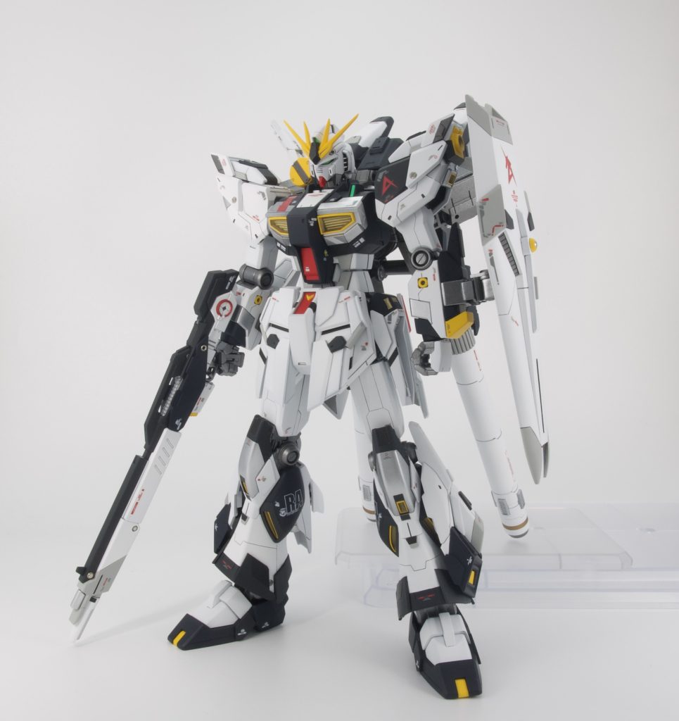 ウィングユニットをパージした姿。戦闘でウィングが破損し使い物にならなくなったら容赦なく捨て中近距離戦闘に移行ってかんじです。アムロならウィングユニットを敵に投げつけてからビームライフルで撃って爆破ですかね(zaku-kao5)