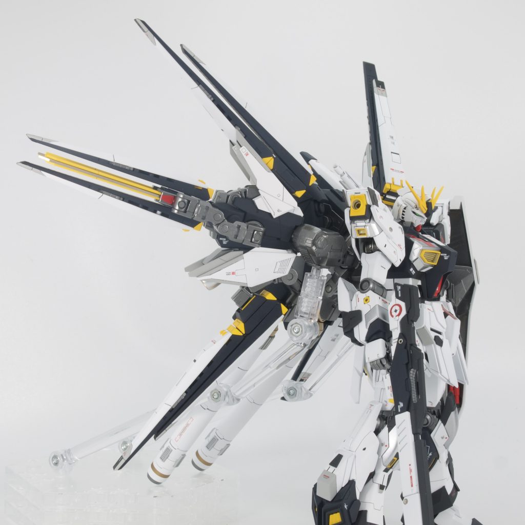 当初は地上でも使用できるフィンファンネルを目標にF91のヴェスバーみたいにならないかなとイメージしていました。しかしながら作りこんでいくうちにフィンファンネルが翼のような見た目なったのでウィングフィンファンネルと名付けてみました。フリーダムやストフリの要素をしっかりとパクっています。実際にRGフリーダムのウィングも組み込んでますので、言い逃れできません(zaku-kao10)