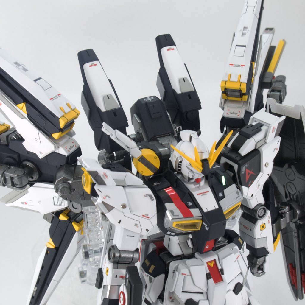 バックパックにRGνガンダムのサーベルラックを移植。翼を製作し終えてほっとしていたときに、サーベルラックをどこに取り付けるか何も考えていなくて苦労しました。