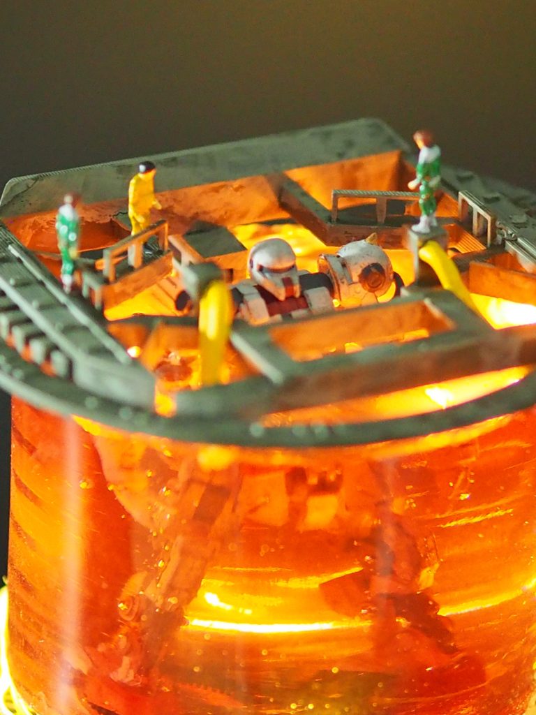 研究開発が進む新しい兵器。メカニックに連れられ、ジオン兵が視察。初めて見る人型の機体、、、