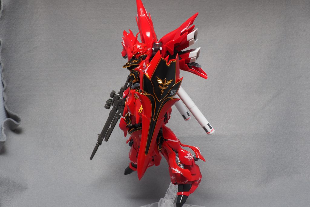 元々赤い部分のパーツはグロスコーティングが行われており、何もしなくても光沢感があるので素組みのみにするつもりでしたが、他の部分のパーツとの質感の差が気になったので初の光沢トップコートです。この機体はキラキラしているイメージなので非常におすすめです。