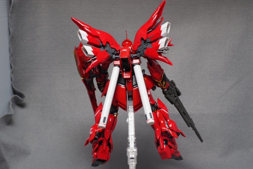 バックショット。さすがのRG、情報量が多くボリューム感があります。造形は大変素晴らしいと思います。造形は…