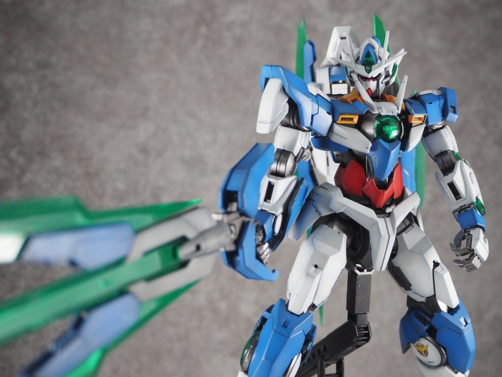 OOクアンタの売りはソードビットの展開と合体ではないでしょうか。シールドに着けてはマント、GNソードに取り付ければバスターソードやバスターライフルに