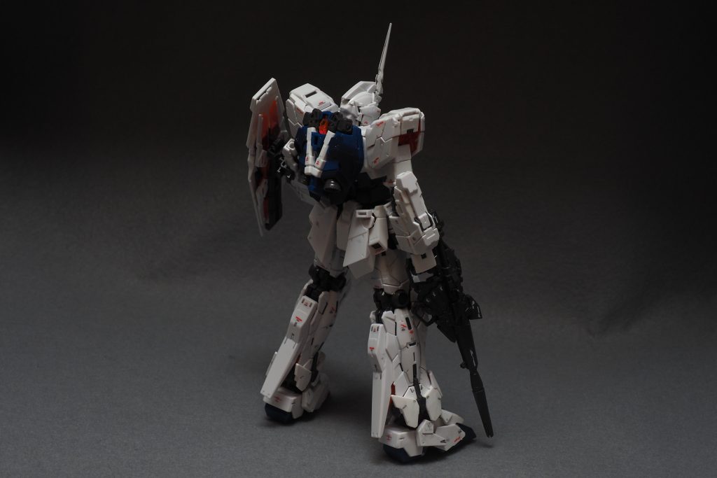 ユニコーンガンダムは一番好きな機体で、更に言うとユニコーンモードの方が好きです。ほぼ白一色なこの均一な感じがたまらないです。