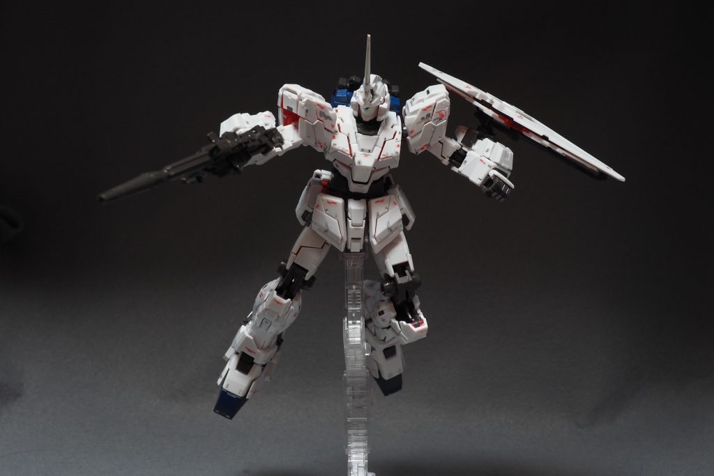 色が少ない分リアリスティックデカールの赤が映えます。他のRGにも増して細かいので気が狂いそうになりますがあまりにもかっこいいです。