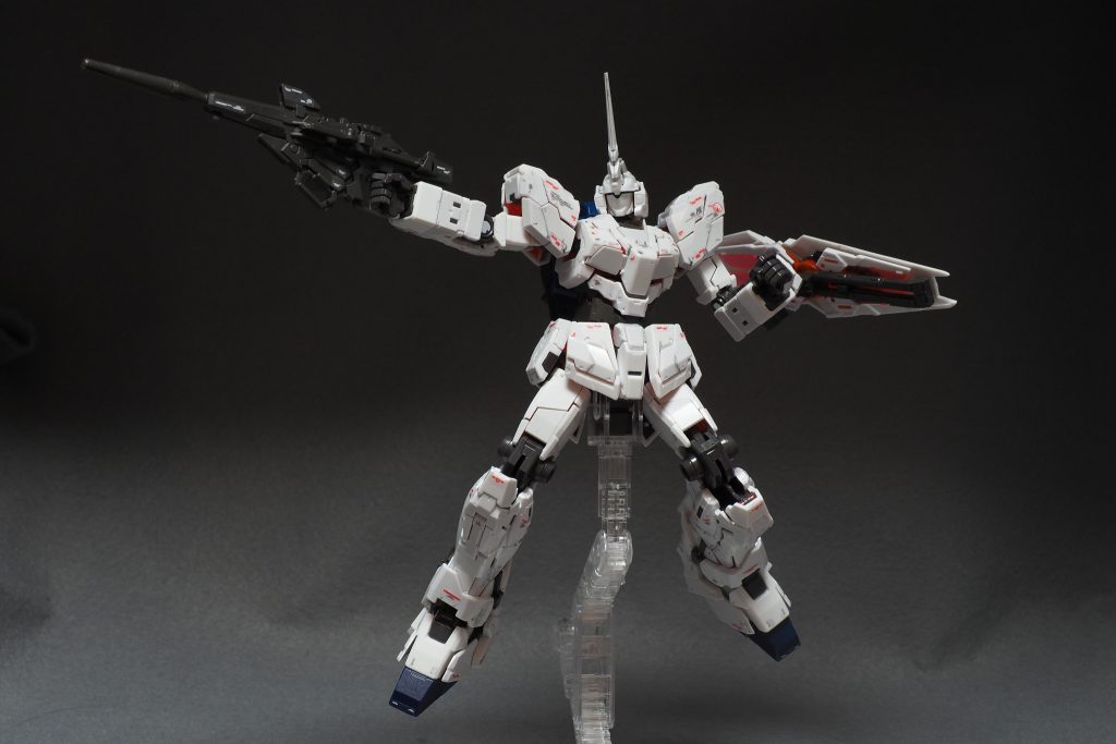 可動域は特に問題なし。意外と腰のひねりでポーズに表情をつけられます。