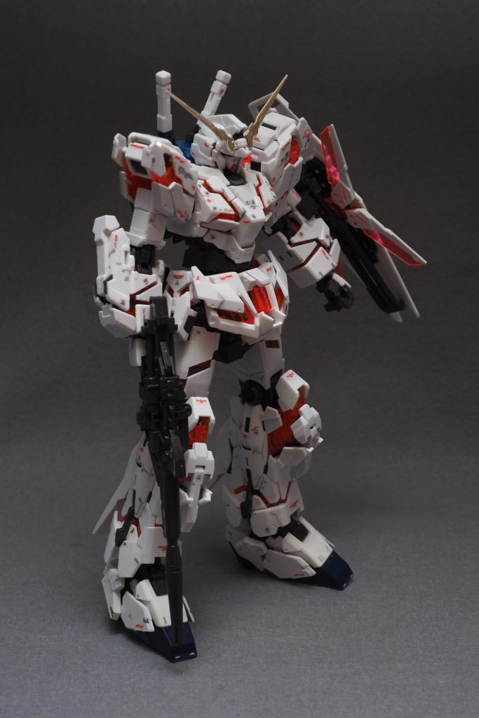 非常に細かいパーツが組み合わさってできているので惚れ惚れするほど至る所にサイコフレームが露出し、墨入れしたときのようにディティールアップします。この機体に関しては墨入れはしなくても問題ない気がします。