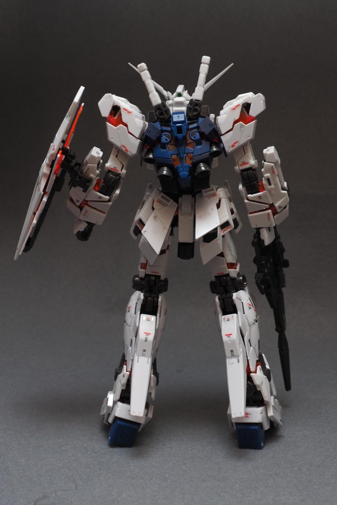 スカート背部やバックパックのサイドを展開するときはただパーツを広げるだけなので、ポージングしていると知らず知らず畳まれていたりします。その意味で完全なデストロイモードでのポージングが結構難しいです。