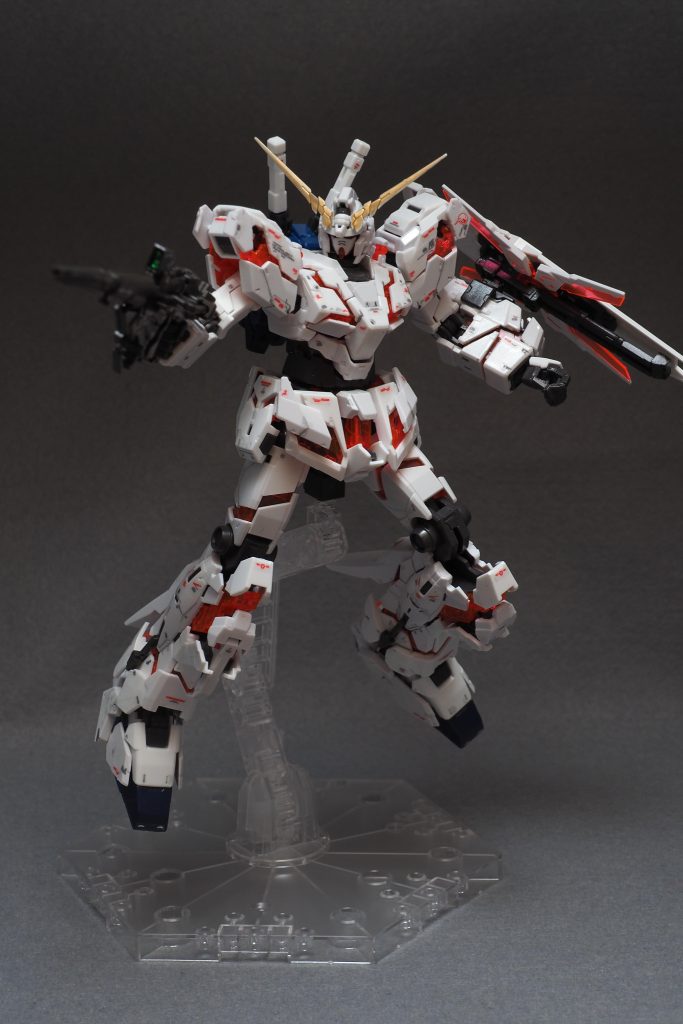 このサイズに完全変形機構を搭載しただけでも変態的ですが、その上で可動域も保たれているので技術がすごいキットです。特にアンテナはさすがに差し替えだと思っていたのでちゃんと開くのは感動しました(差し替え用のパーツもあり)。差し替え無しのアンテナの金色部分はデカールが付属しますが、モールドがなくなるのでここだけは塗装するのが良いと思います。当キットはガンダムマーカーゴールドで塗装しました。
