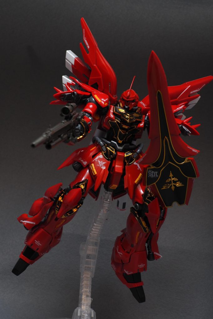 と含みを持たせたのはポージングが地獄だったからです。おそらく可動域自体は広いと思いますが、どこかを動かそうとするたびにとにかく外装パーツがポロポロポロポロ取れて発狂しそうになりました。特にスラスター下部、膝、腕周りはちょっと触れようものなら必ずポロリします。シールドも腕の溝に気持ち程度引っ掛けるだけという保持力皆無の構造なので腕を曲げた時にシールドの自重で外れるレベルです。RGシナンジュは造形以外の評判がめちゃくちゃ悪い理由がよく分かります。