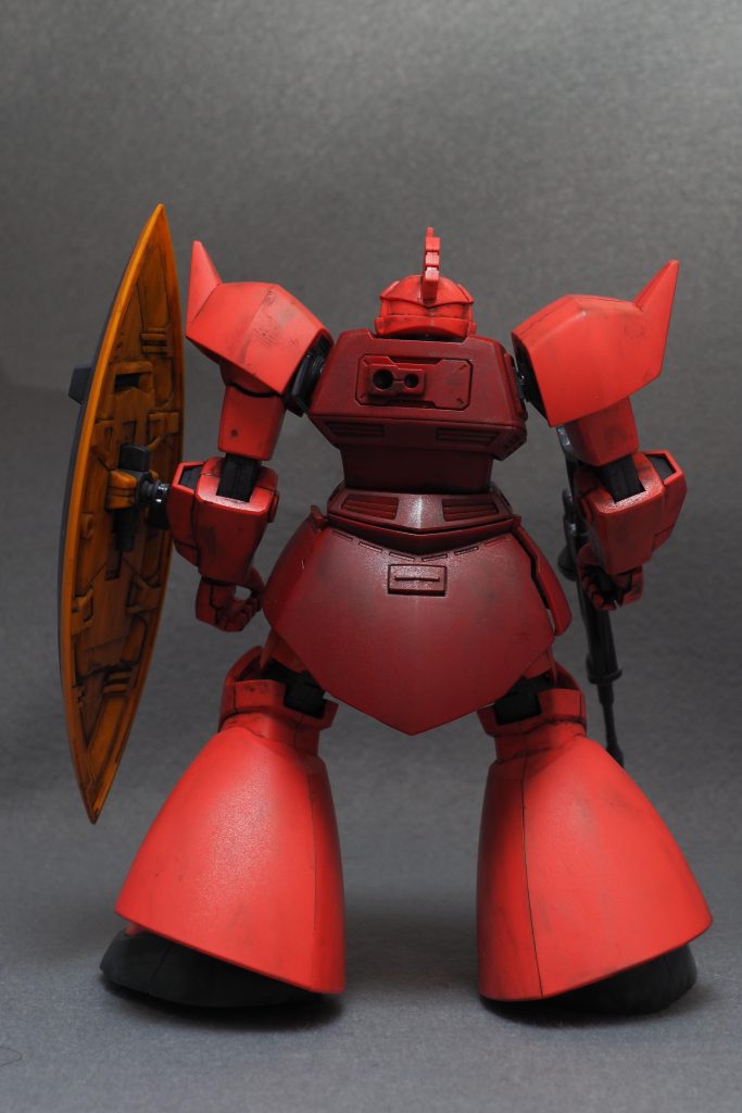 バックパックもなくシンプルな後ろ姿。