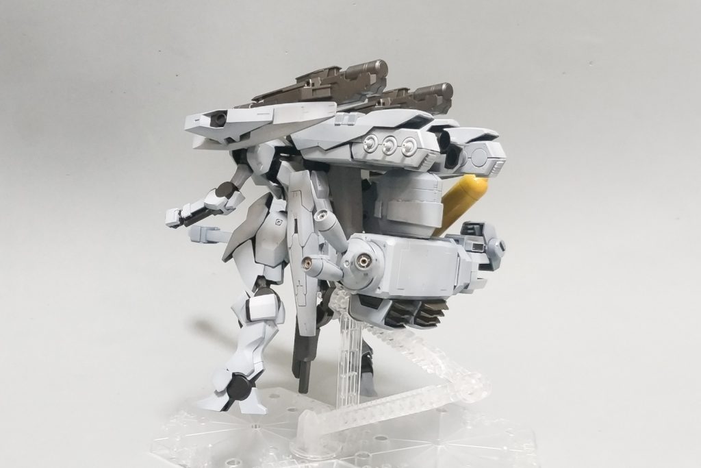 背面は大型ジェネレータ的なイメージです。大型火器本体は百里のブースターの3mm穴だけで保持してます。