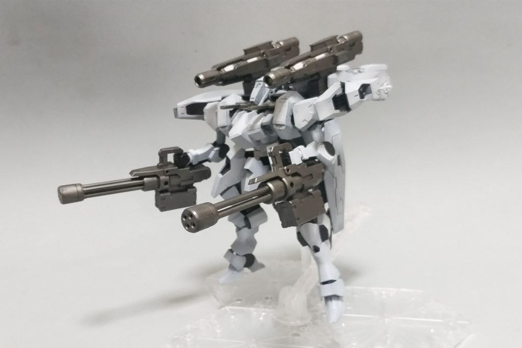 大型火器を外せばヒットアンドアウェイの高機動機体となります。元々これで完成でした。