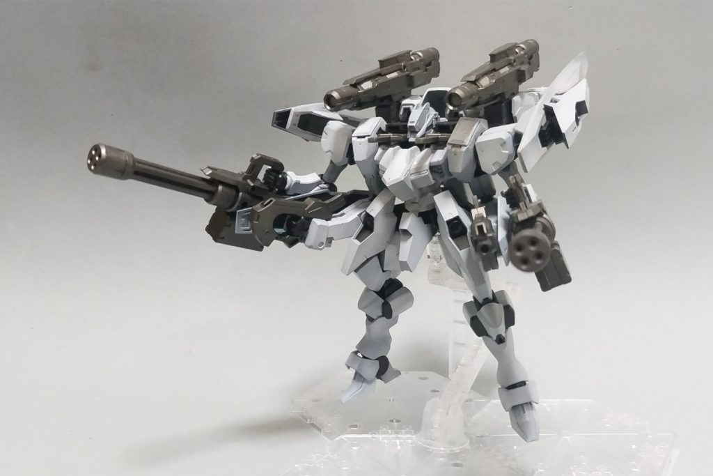 肩部をぐるっと回すとサブアームが前方に出まして、4丁の火器を前方に向けられます。隠し腕好きなんです。奥の手っぽくて。