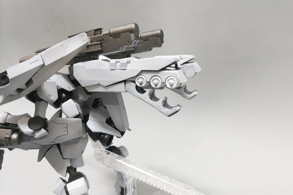 自立兵器も背中に懸架。