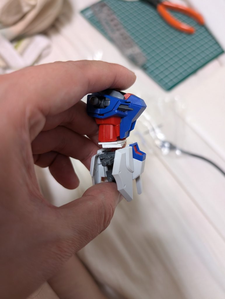 全体的にプロポーション変更を施してます。腰は3mm、二の腕は1.5mm延長、肩に装着のフラッシュエッジはメタルビルドのイメージに形状変更しました。