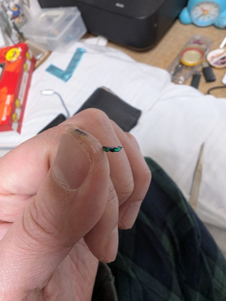 マスクパーツを後ハメ加工しようとしたら、アイカメラ部を切り飛ばしてしまいました(泣)写真はプラ板で自作したパーツです(^o^;