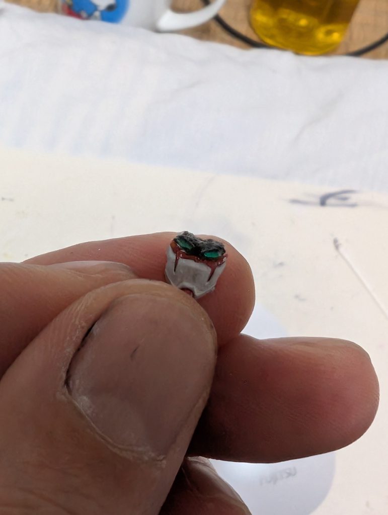 マスクはアイカメラ部を切り飛ばしてしまったので、プラ板を切り出して自作する羽目になってしまいました(泣)