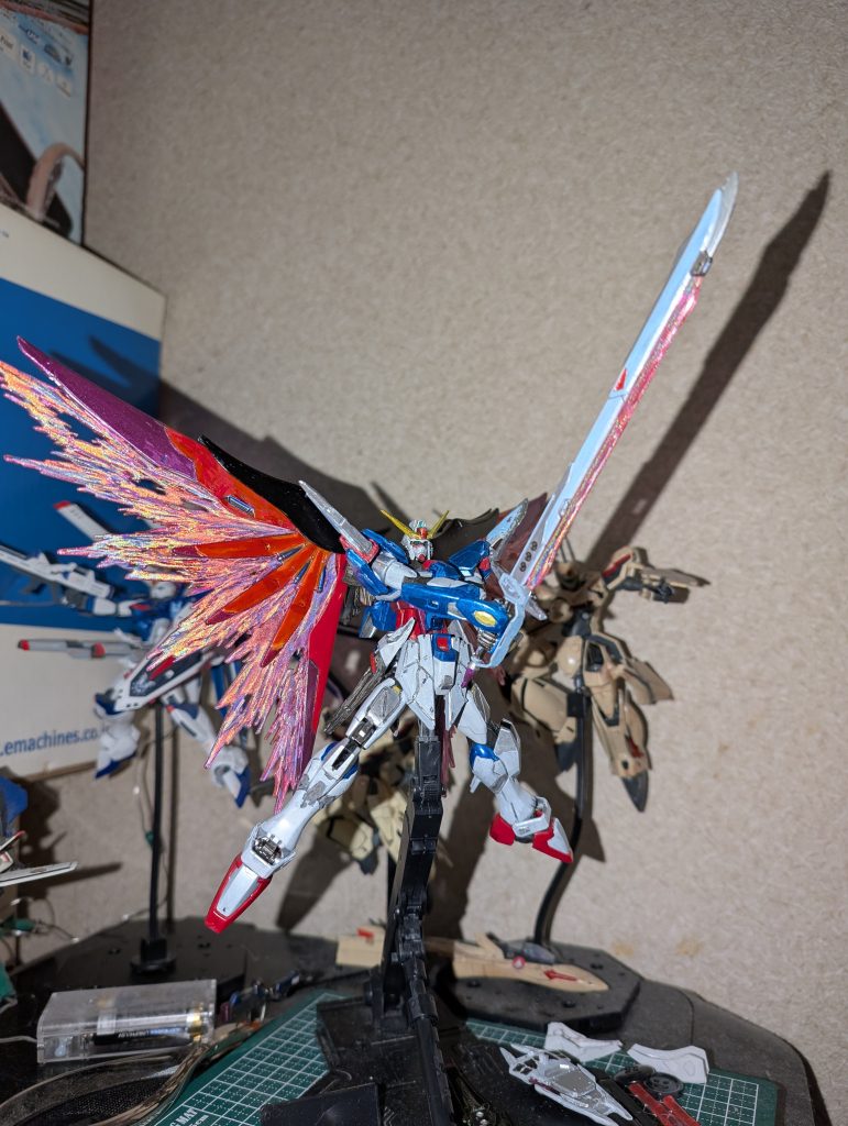 アロンダイトを構えて…光の翼はガンダムマーカー直塗りで、つけ根はホロシルバー、先端はホロピンクでグラデーションをイメージした塗りをしました。エアブラシでやれば、もっと効果的だったかも知れませんが…持ってないので…(^o^;