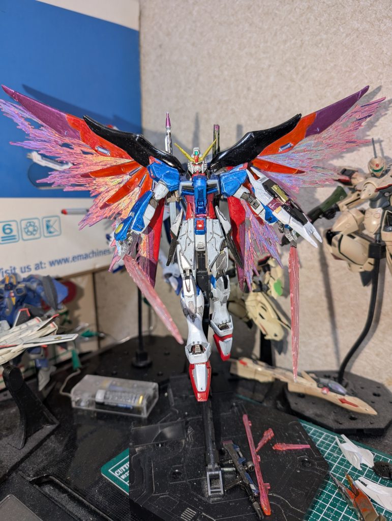 フラッシュエッジに装着するビームサーベル部分は、他のジャンクパーツから移植しました。ホロピンクで塗装してます。