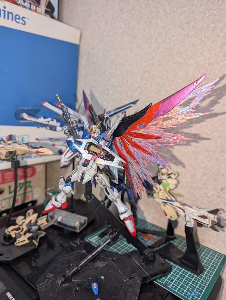 メタルビルドのディテールに近づけたいと思い、各所にプラ板を貼り付け、デカールを貼り付け、細い結束バンドを細かく切って貼り付けてます。