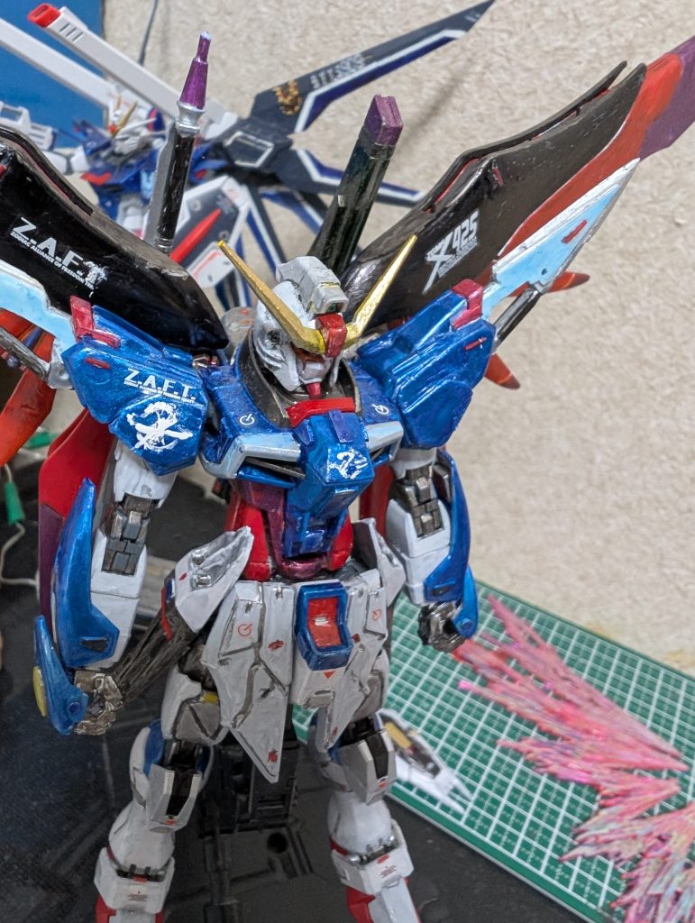 右肩のザフトマークは手書きです。胸のザフトマークは…うるさく感じたので、消しました。全身に筋彫りとデカール、レッドチップを貼り付けております。レッドチップは服を買った際に値札を括り付ける結束バンドを切って、瞬着で接着しました。