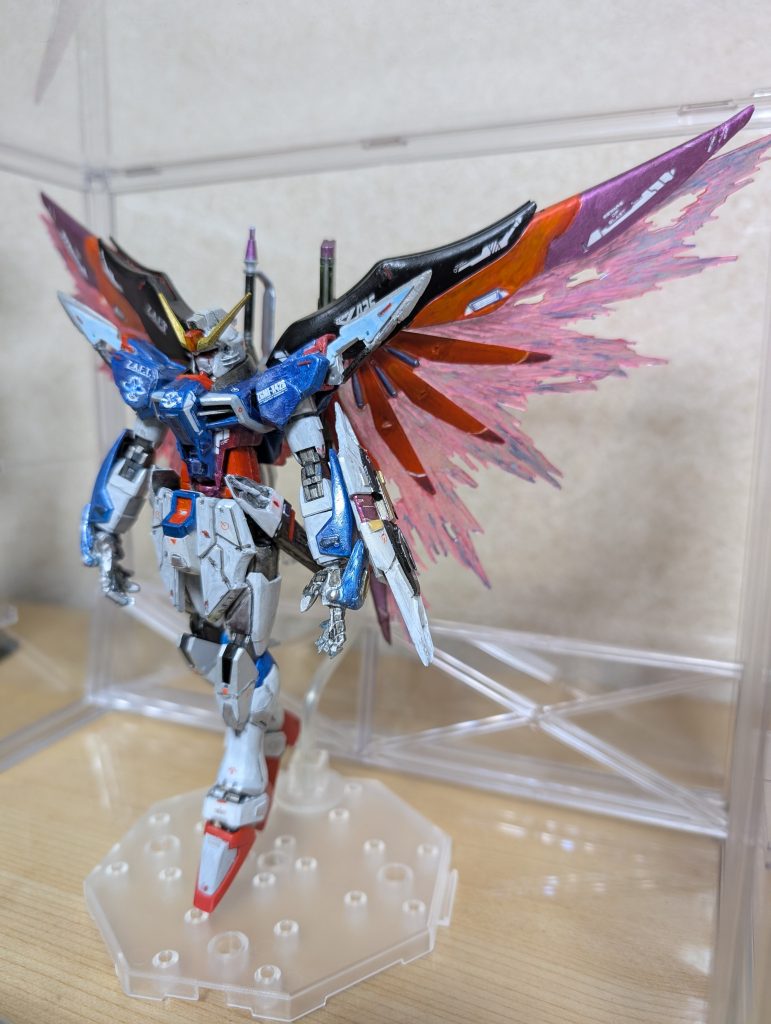 シールドはトゲトゲを追加して、バックパックは延長して尖らせてます。サイドアーマーも上下尖らせてます。ハンドパーツはだらんとしたイメージが欲しくて、UVレジンで自作しました!…ちとデカい…(^_^;)