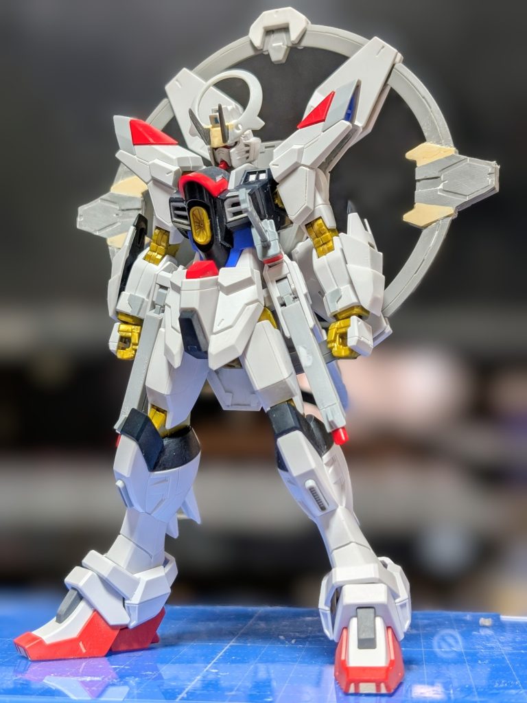 【製作工程】ミキシング箇所は頭部や脚部、バックパック等の目立つ場所に留め、他は元キットからそこまで変えずにプラ板工作やディテールアップで脳内イメージに寄せています塗装については、頭部飾りとバックパックの形状から月→夜のイメージで行っています・メイン紫：AT-18 ダークバイオレット・サブ紫：VO-18 ストームダークパープル＋GX1 クールホワイト＋101 蛍光ブルー・赤：VO-07 ローズディープレッド・グレー：074 ニュートラルグレーⅣ＋VO-18 ストームダークパープル＋GX1 クールホワイト・関節部等ゴールド：GX217 GXラフゴールド 